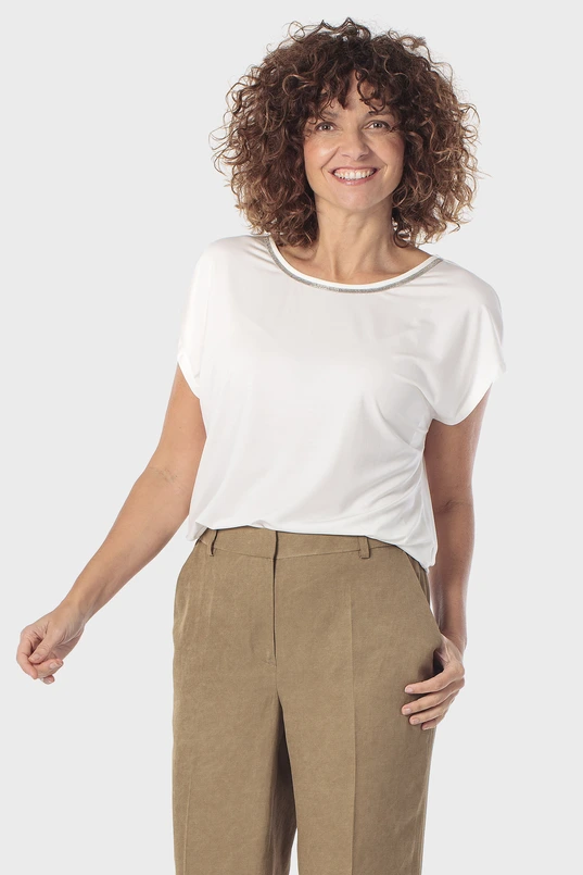 Top met sierlijke halslijn